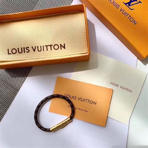 anh tay louis vuitton.